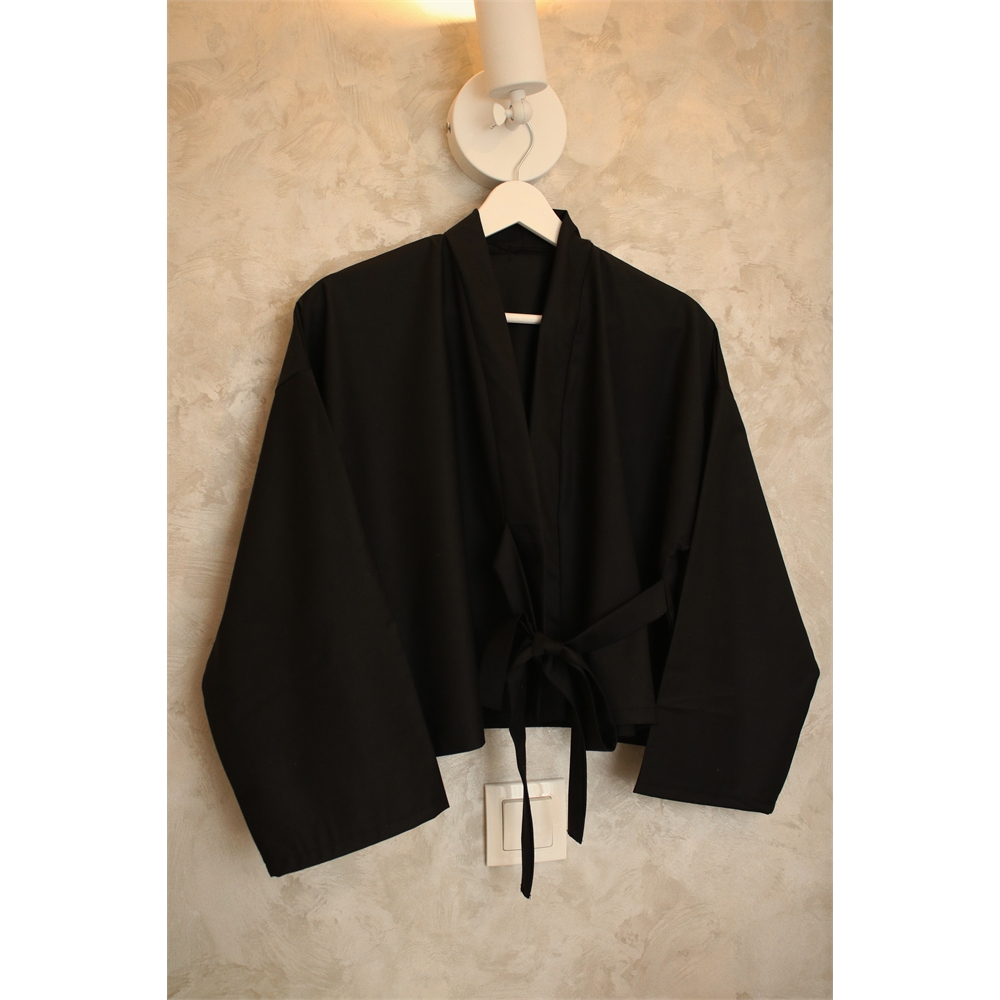 Siyah yandan bağlamalı kimono