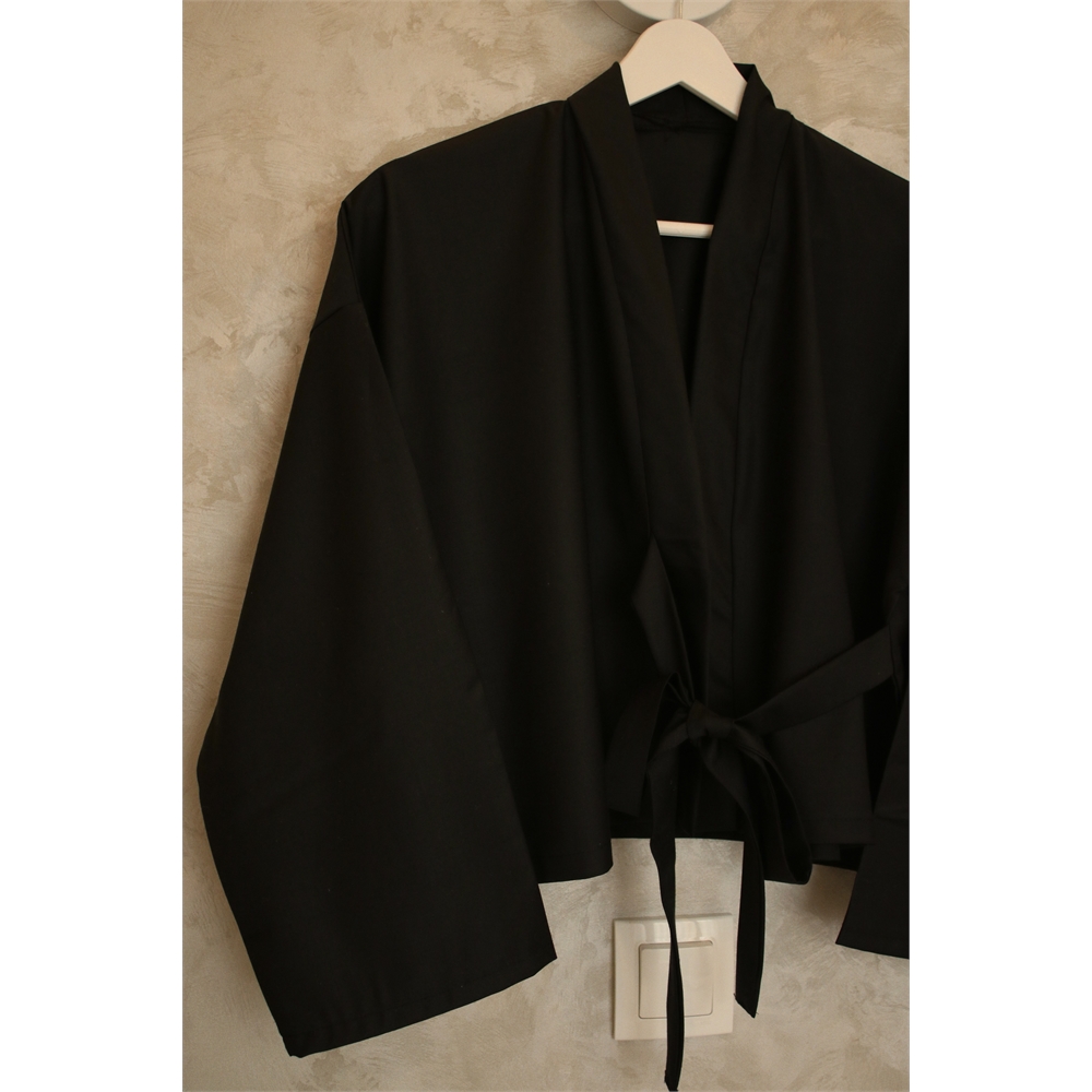 Siyah yandan bağlamalı kimono
