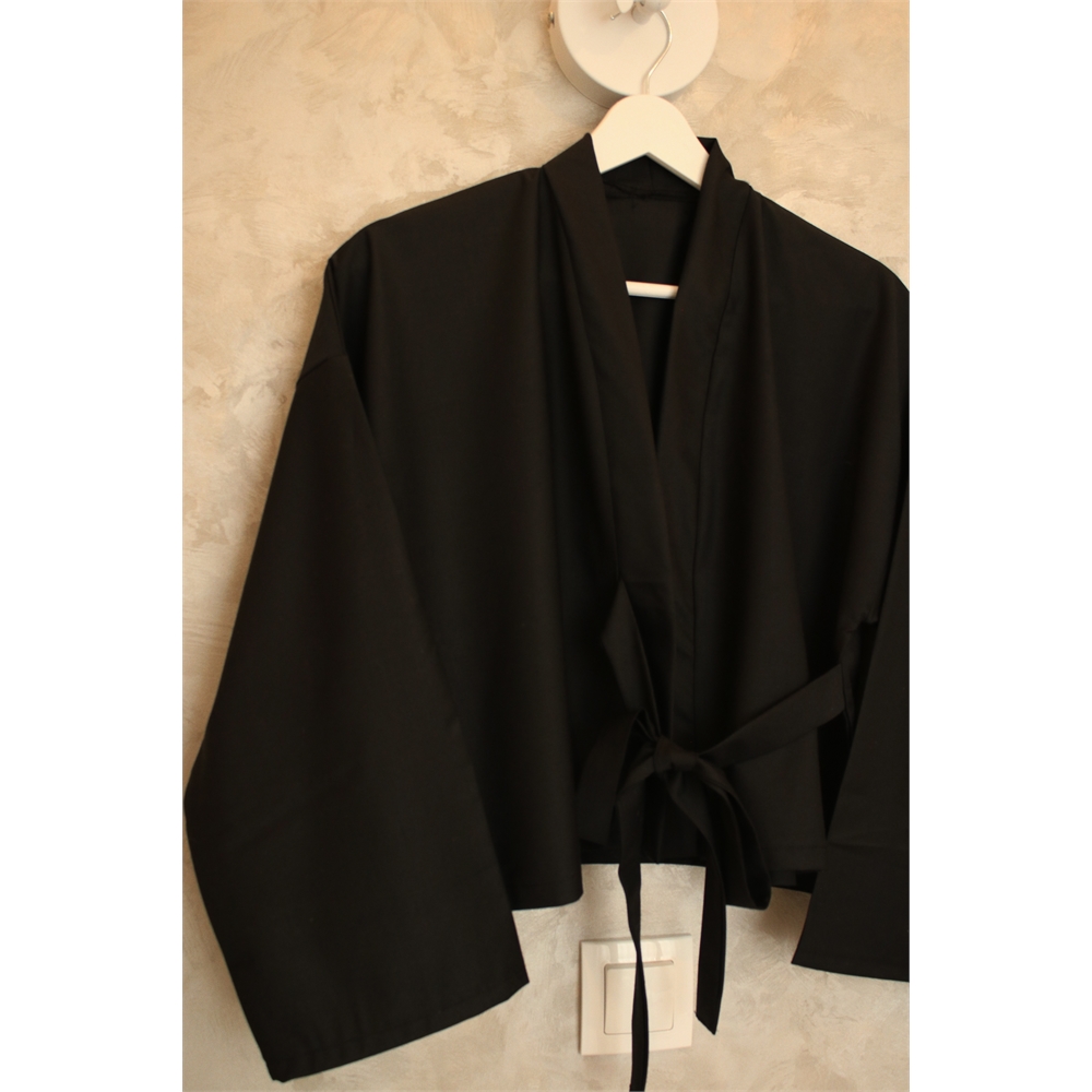 Siyah yandan bağlamalı kimono